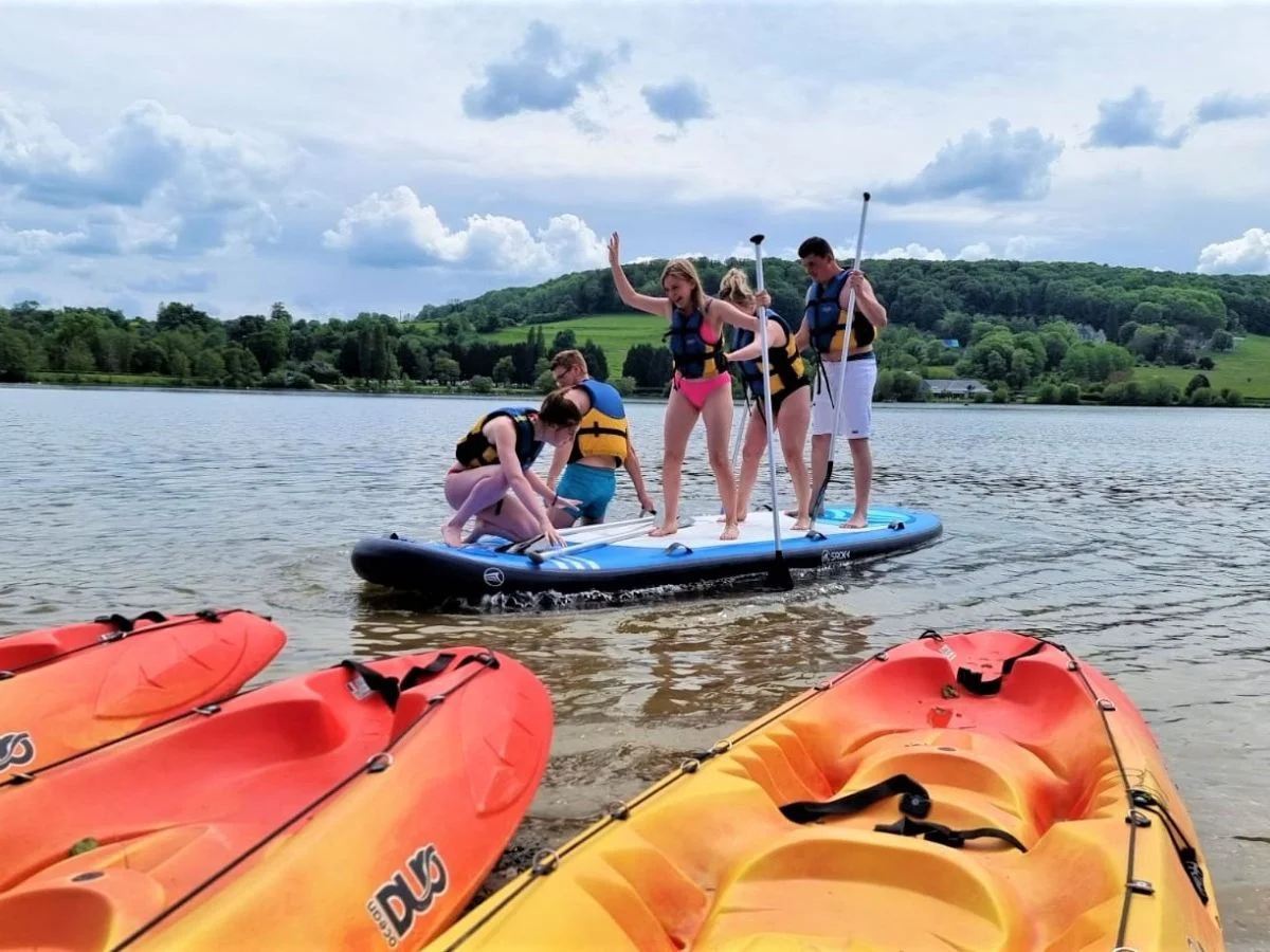 Menschen beim Paddeln